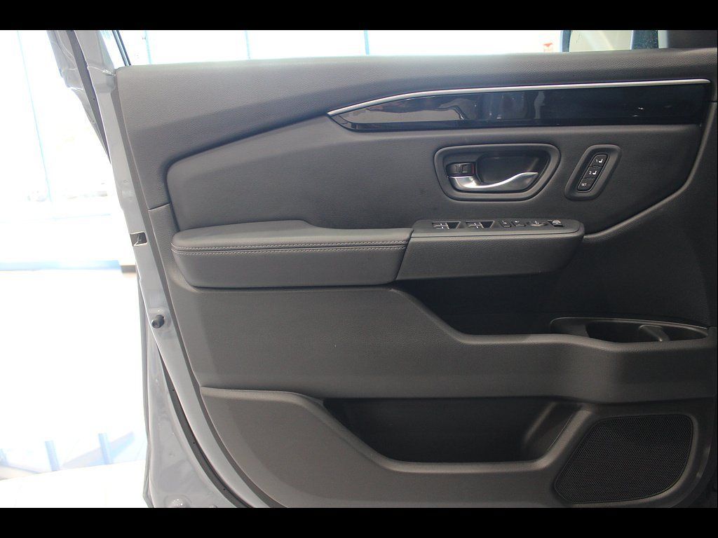 Certified 2025 Honda Pilot Touring image 15
