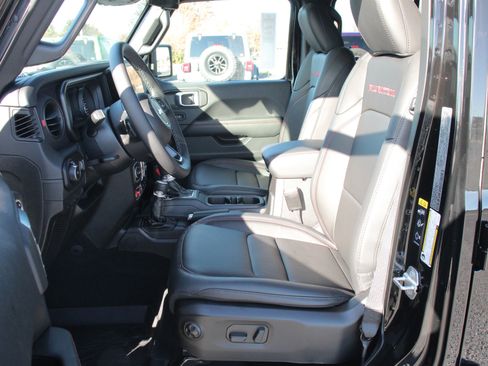 Used 2026 Jeep Wrangler Unlimited Rubicon image 3