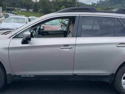 Used 2017 Subaru Outback 2.5i Premium AWD/4WD image 5