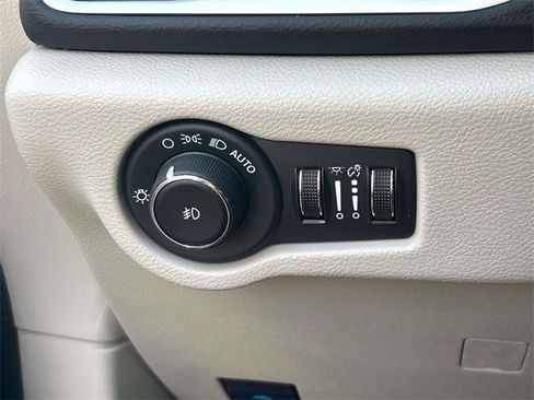 Used 2024 Chrysler Pacifica Touring-L image 28