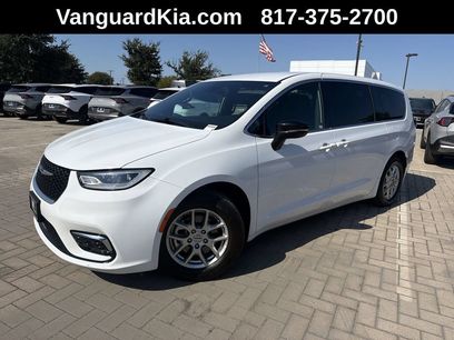 Used 2025 Chrysler Pacifica Select