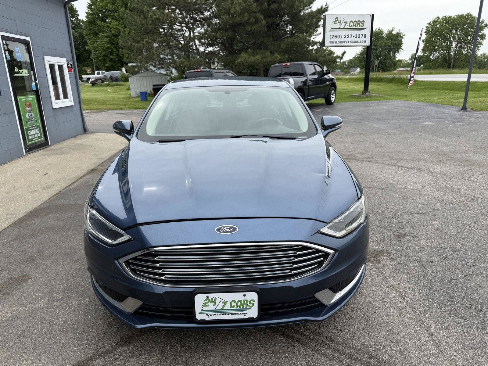Used 2018 Ford Fusion SE w/ Fusion SE Technology Package FWD image 2