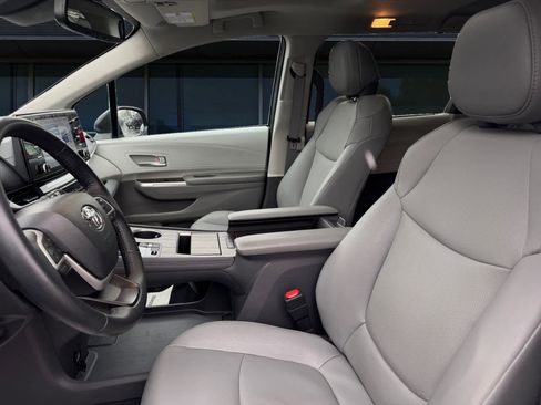 Used 2024 Toyota Sienna XLE AWD/4WD image 2