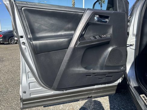 Used 2018 Toyota RAV4 SE w/ Advanced Technology Package image 18