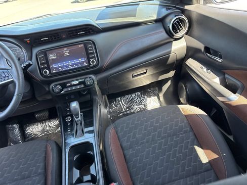 Used 2022 Nissan Kicks SR FWD image 17