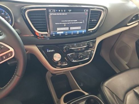 Used 2023 Chrysler Pacifica Touring-L FWD image 11