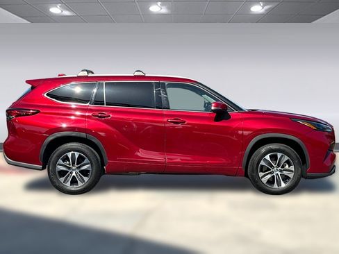 Used 2022 Toyota Highlander XLE FWD image 7