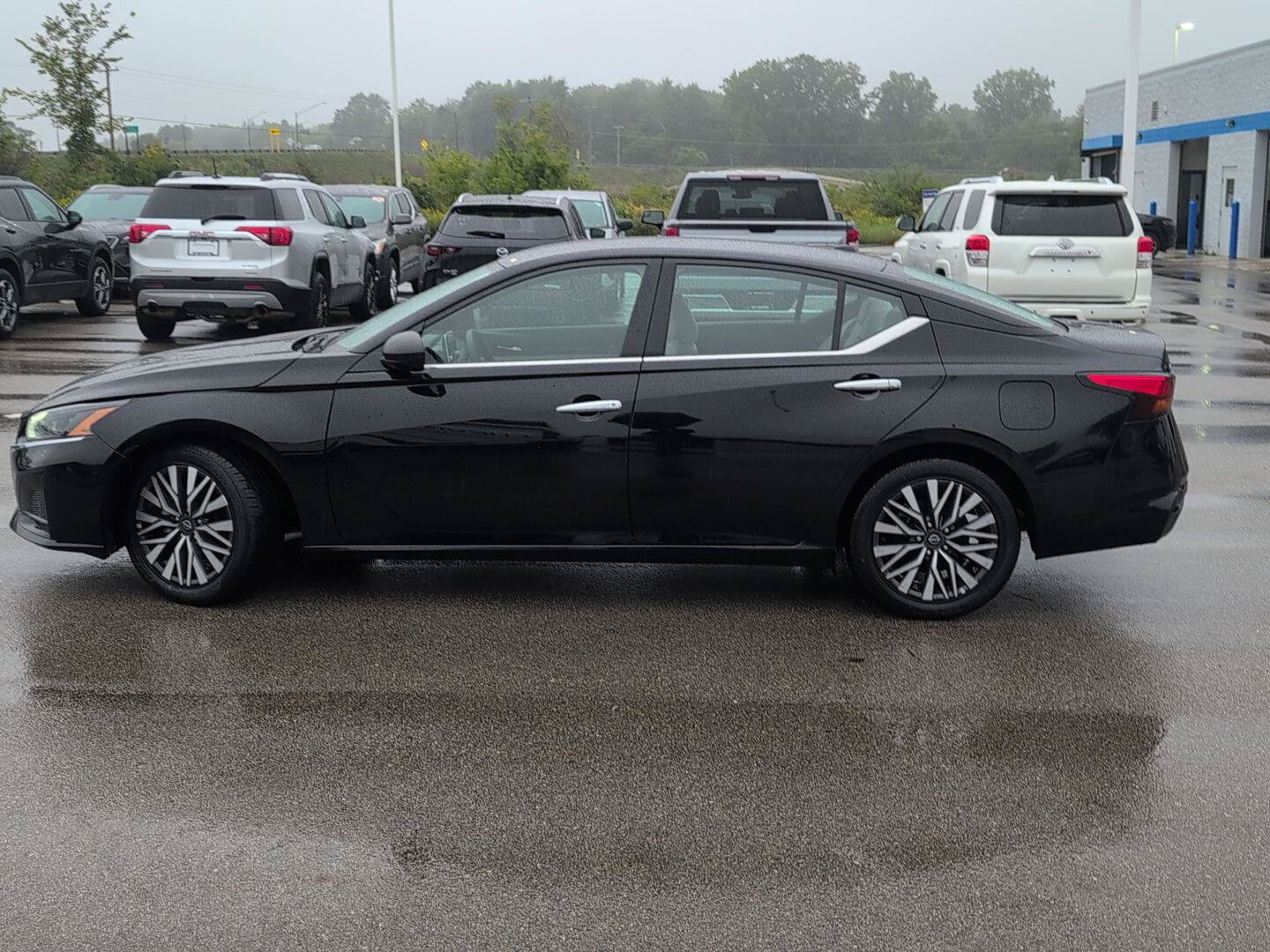 Used 2025 Nissan Altima 2.5 SV FWD image 2
