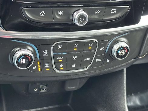 Used 2021 Chevrolet Traverse LT w/ LT Premium Package image 12