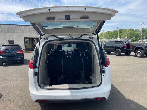 Used 2024 Chrysler Pacifica Select w/ Uconnect Theater Family Group image 14
