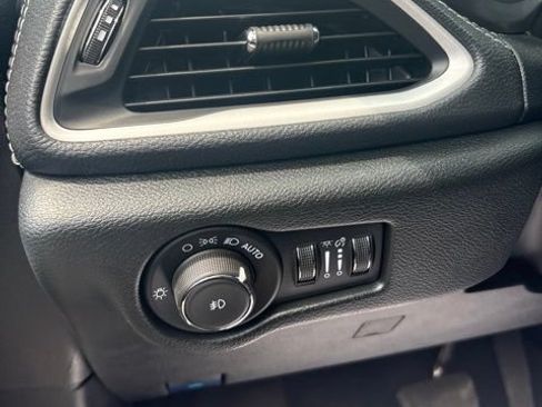 Used 2025 Chrysler Pacifica Select AWD/4WD image 35
