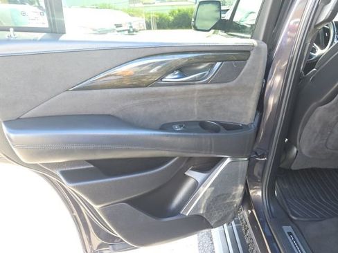 Used 2017 Cadillac Escalade Platinum AWD/4WD image 27