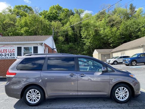Used 2011 Toyota Sienna XLE FWD image 3
