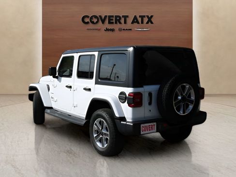 Used 2018 Jeep Wrangler Unlimited Sahara AWD/4WD image 3