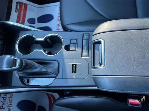 Used 2021 Toyota Highlander XLE image 11