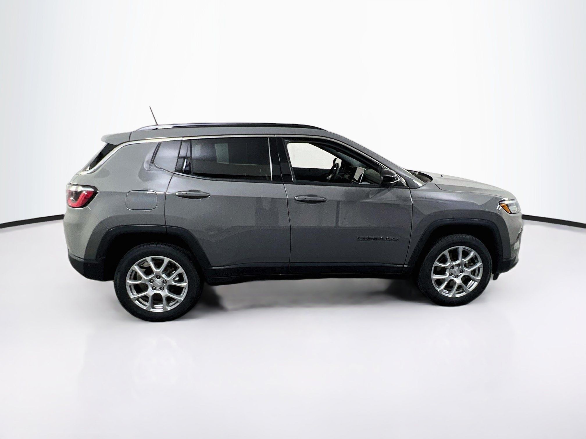 Used 2023 Jeep Compass Latitude AWD/4WD image 4
