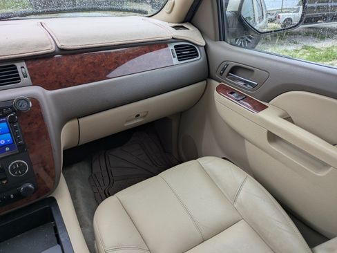 Used 2014 Chevrolet Suburban LT RWD image 17