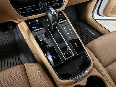 Certified 2025 Porsche Macan image 18