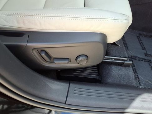 Certified 2024 Volvo XC40 B5 Plus image 12