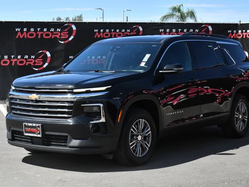 Used 2024 Chevrolet Traverse LT FWD image 3