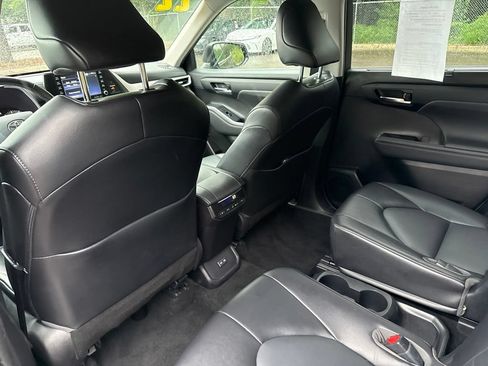 Used 2022 Toyota Highlander XLE FWD image 15