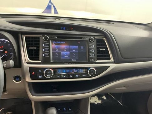 Used 2019 Toyota Highlander XLE AWD/4WD image 32