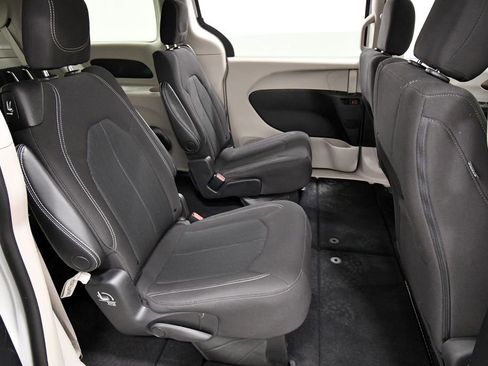 Used 2023 Chrysler Voyager LX image 18