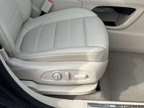 Used 2023 GMC Acadia Denali image 11