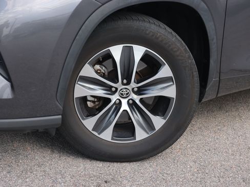 Used 2022 Toyota Highlander XLE FWD image 13