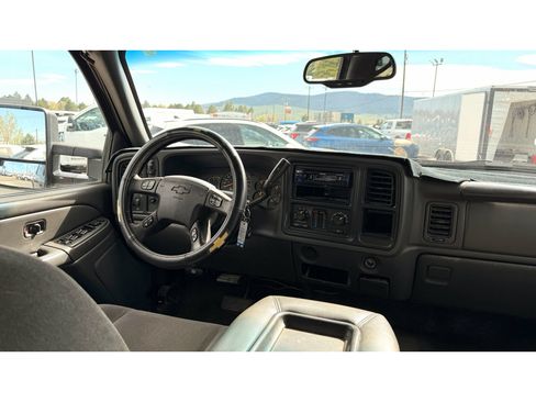 Used 2005 Chevrolet Silverado 2500 LS w/ Heavy-Duty Power Package AWD/4WD image 16