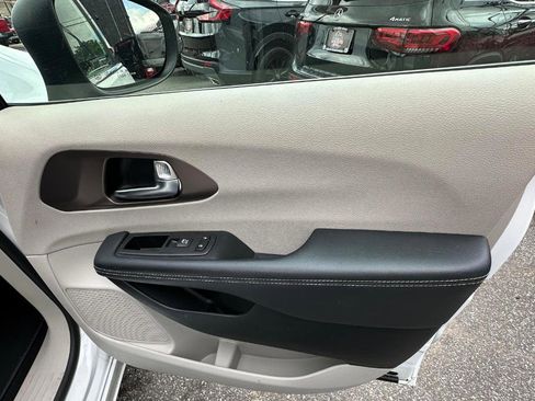 Used 2023 Chrysler Voyager LX FWD image 20