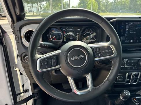 Used 2025 Jeep Wrangler Unlimited Sahara AWD/4WD image 27