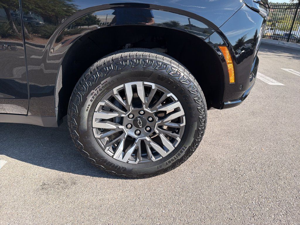 Used 2025 Chevrolet Tahoe Z71 AWD/4WD image 15