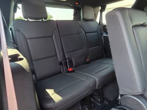 Used 2022 Chevrolet Tahoe Z71 w/ Z71 Off-Road Package AWD/4WD image 17