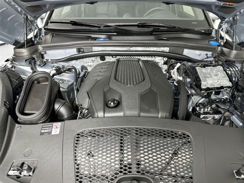 Certified 2025 Porsche Macan Turbo AWD/4WD image 40