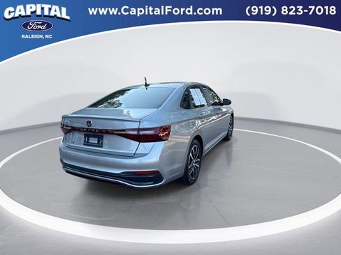 Used 2025 Volkswagen Jetta SE FWD image 8