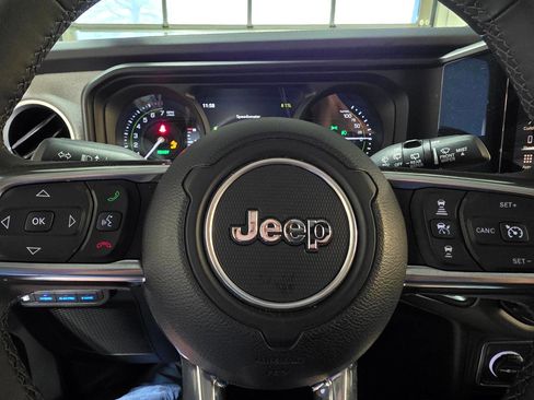 Used 2025 Jeep Wrangler Sahara image 27