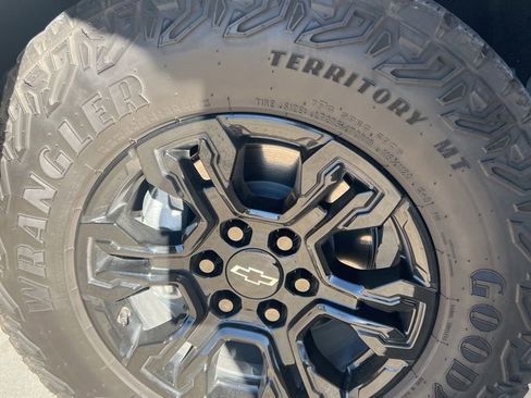 Used 2023 Chevrolet Silverado 1500 ZR2 w/ Technology Package image 18