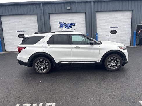 Used 2025 Ford Explorer Active w/ Active Comfort Package image 2