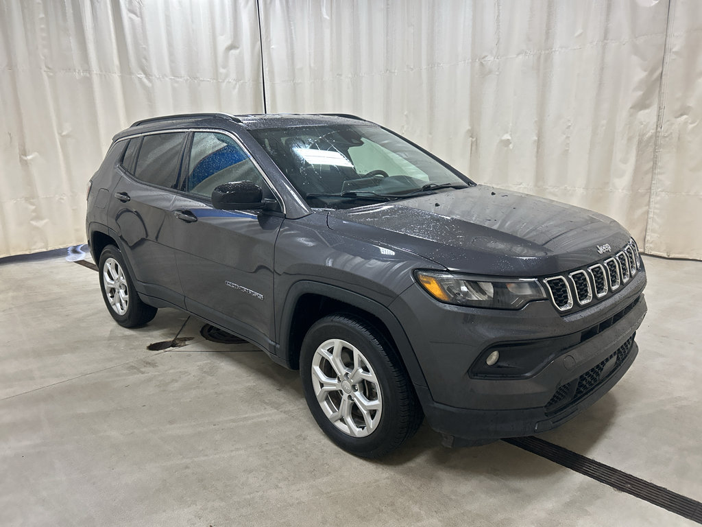 Used 2024 Jeep Compass Latitude AWD/4WD image 1