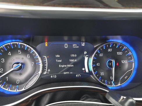 Used 2023 Chrysler Pacifica Limited FWD image 7