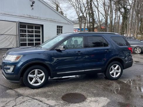 Used 2017 Ford Explorer XLT w/ Equipment Group 202A image 3