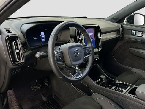 Used 2023 Volvo XC40 B5 Plus image 18