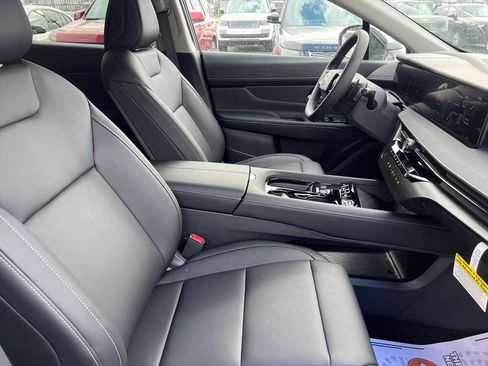 Used 2025 Nissan Murano SV FWD image 8