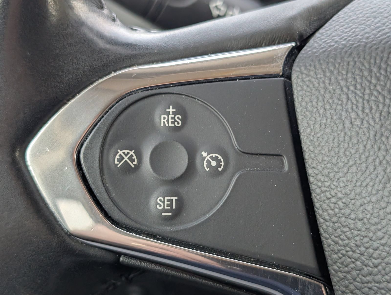 Used 2018 Chevrolet Traverse LT FWD image 12