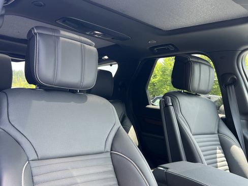 New 2024 Land Rover Discovery Dynamic SE image 13