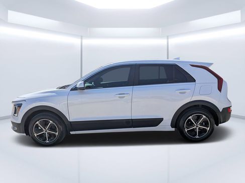 Used 2024 Kia Niro LX image 6
