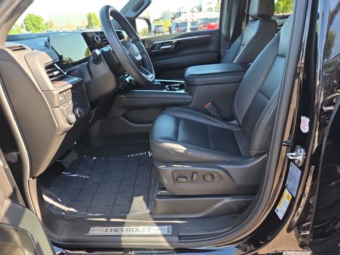 Used 2025 Chevrolet Suburban Z71 AWD/4WD image 19