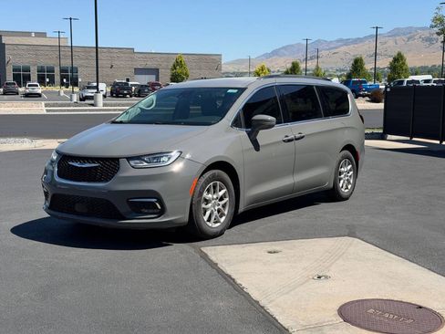 Used 2022 Chrysler Pacifica Touring-L FWD image 7