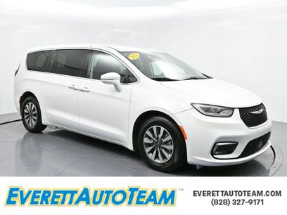 Used 2022 Chrysler Pacifica Touring-L w/ Uconnect Theater Family Group